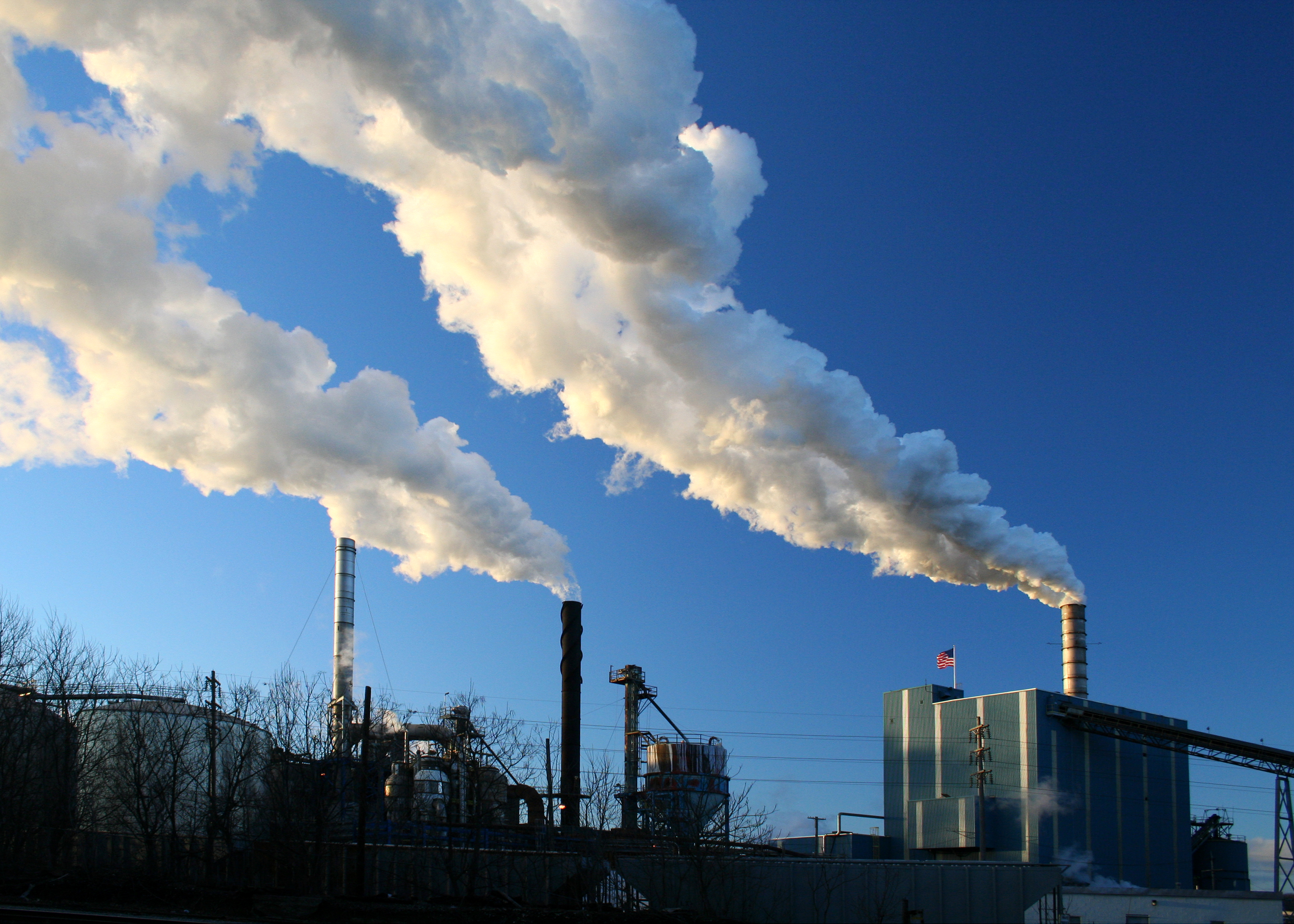 Выброс токсичных веществ. Загрязняющие атмосферу заводы Нижнего Тагила. Выбросы в атмосферу. Выбросы от заводов. Выбросы вредных веществ в атмосферу.